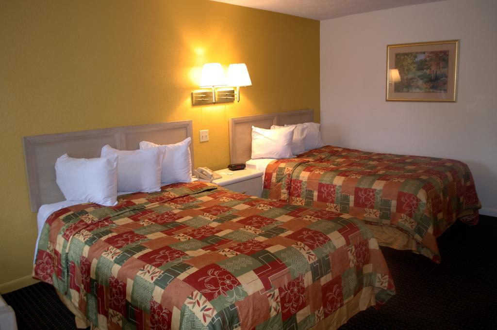 Budget Host Inn Sandusky Bagian luar foto