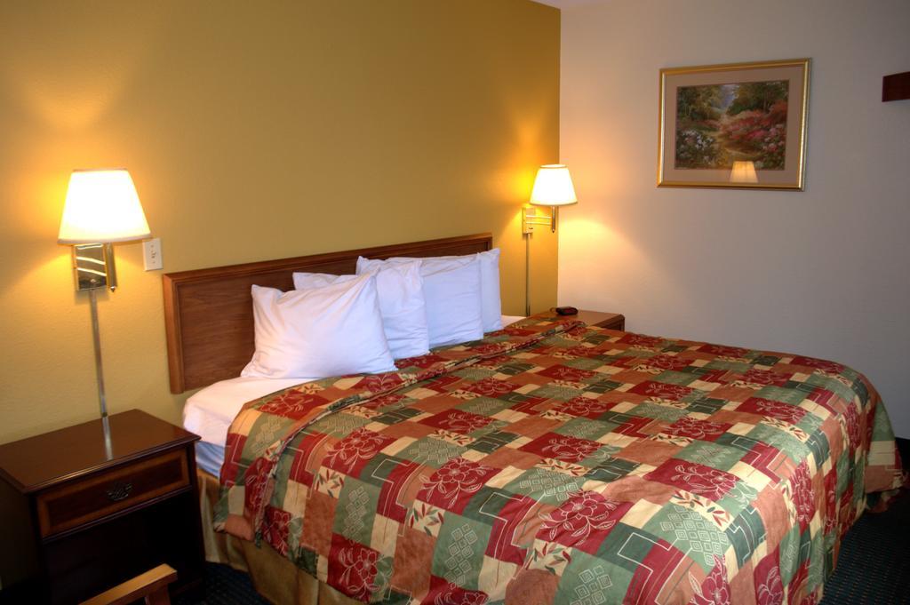 Budget Host Inn Sandusky Bagian luar foto