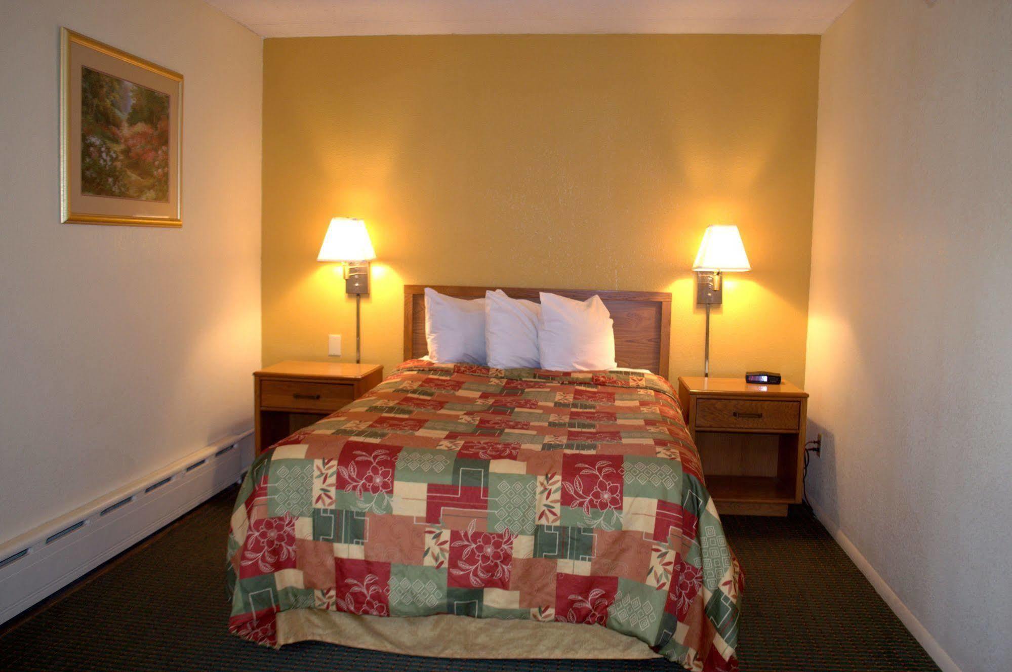 Budget Host Inn Sandusky Bagian luar foto