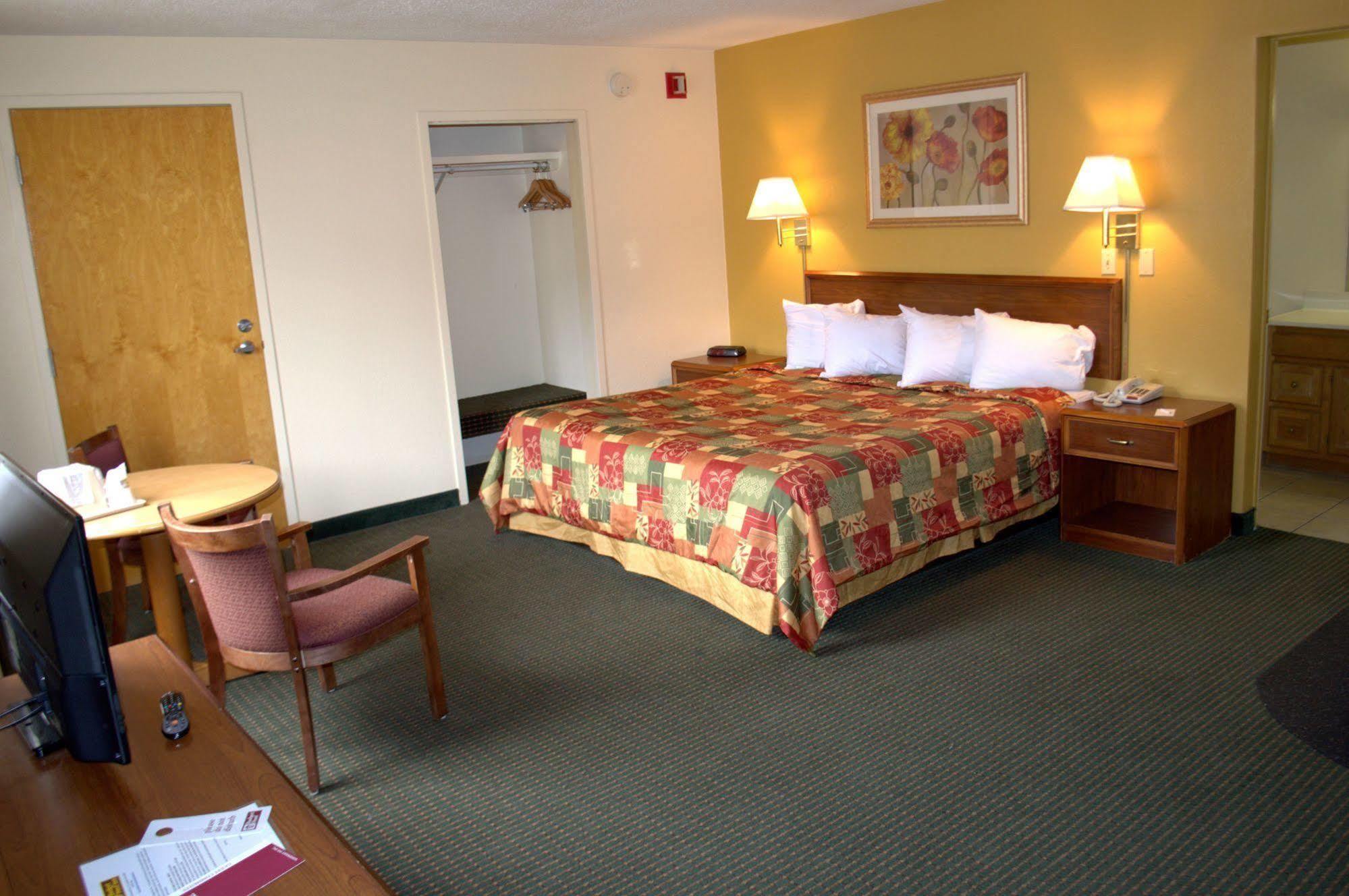 Budget Host Inn Sandusky Bagian luar foto