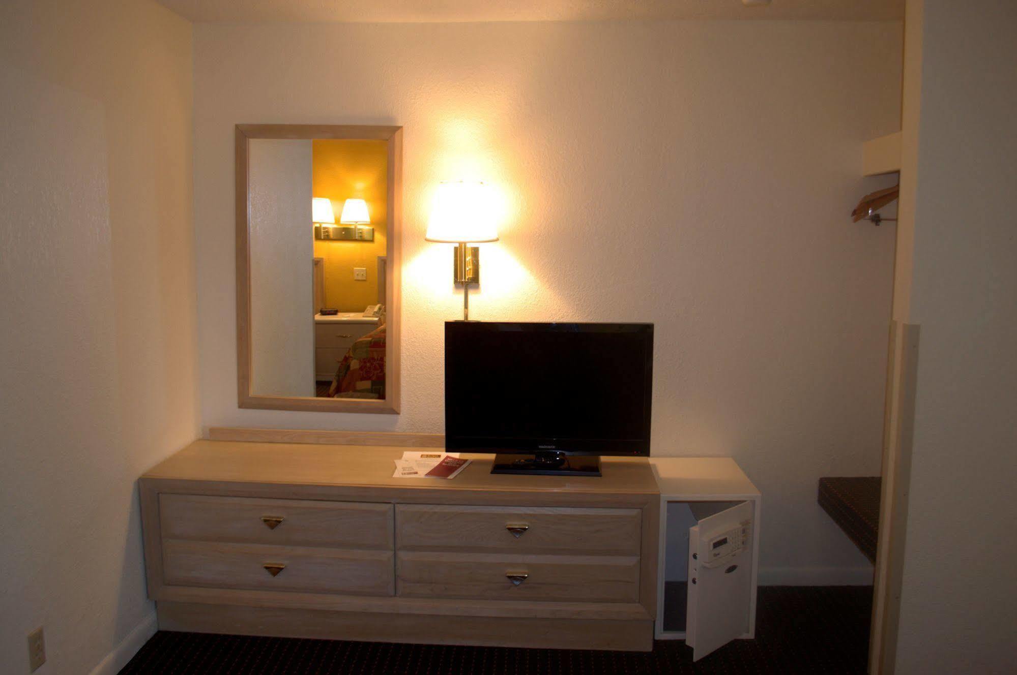Budget Host Inn Sandusky Bagian luar foto