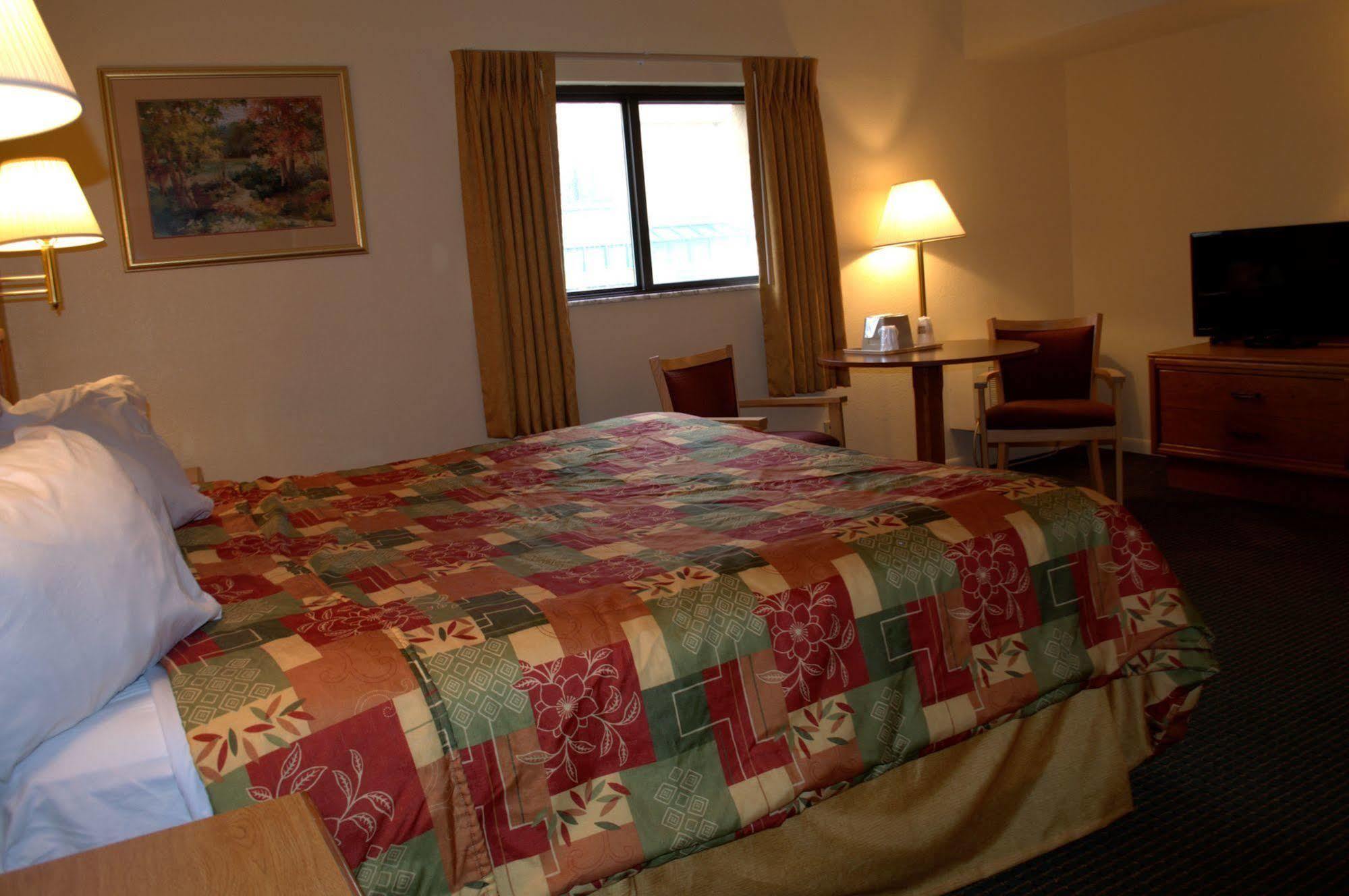 Budget Host Inn Sandusky Bagian luar foto